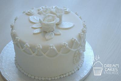 White elegant cake! - Cake by Dream Cakes Enschede
