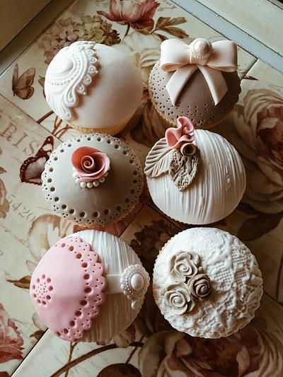 Vintage Cupcakes - Cake by Sophia Mya Cupcakes (Nanvah Nina Michael)