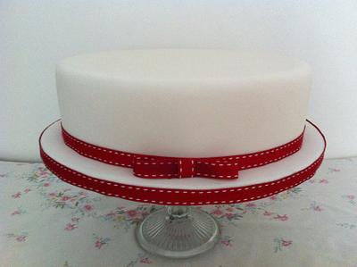 Simple White Iced Cake - Cake by Sandra Agustini