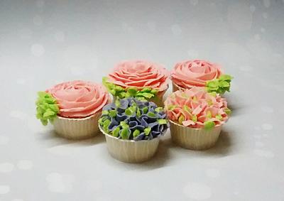 Floral cupcakes  - Cake by Rebecca29