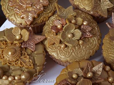 Wedding cupcakes & cake pops - Cake by Lorna