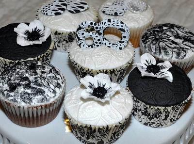 Lace cupcakes in black and white - Cake by Icing to Slicing