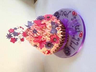 Giant Cupcake - Cake by Gill Earle