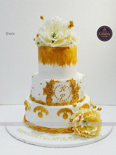Golden glittered wedding cake - Cake by Urvi Zaveri 