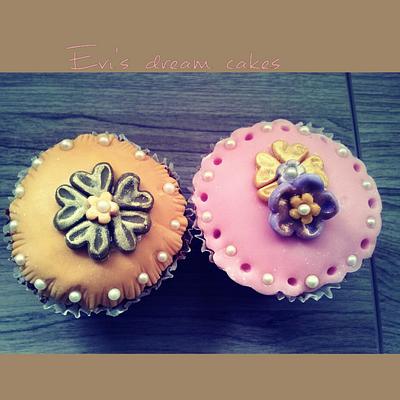flower cup cakes - Cake by evisdreamcakes