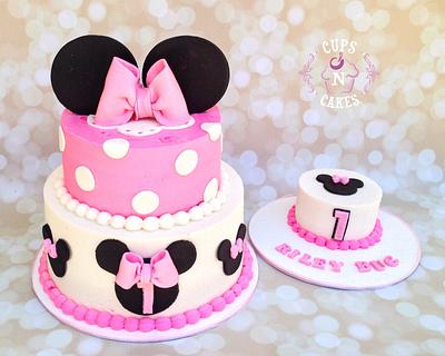 Minnie Mouse  - Cake by Cups-N-Cakes 