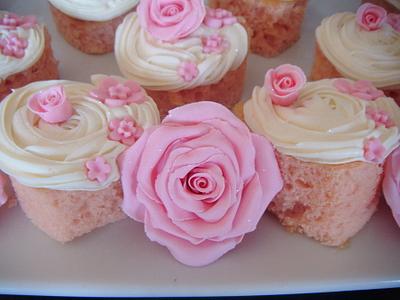 some small heart cakes just to show some of my pink roses (: - Cake by Millie Rowe