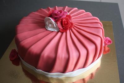 folds cake with roses - Cake by marieke