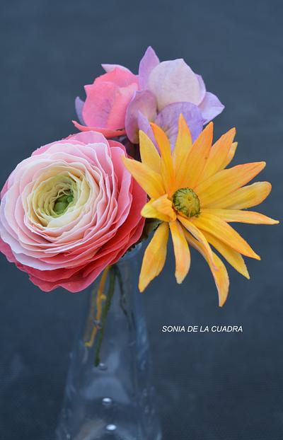 Sugar bouquet with Ranunculous, Hydrangea and daisy - Cake by Sonia de la Cuadra