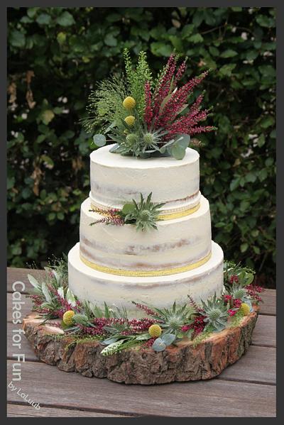Seasonal wedding cake - with heather flowers - Cake by Cakes for Fun_by LaLuub