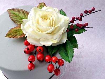 White rose with berries - Cake by Monika