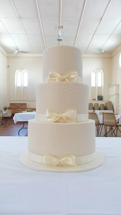 All ivory beauty - Cake by Sweet Bea's