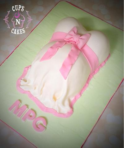 Baby bump  - Cake by Cups-N-Cakes 