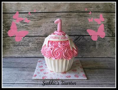 girly smash cake - Cake by Sjakkie's Taarten