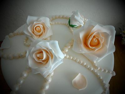 Peach roses and pearls - Cake by keelyscakes1