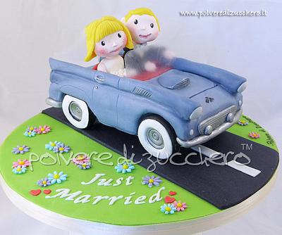 cake topper: bride and groom vintage car - Cake by Paola