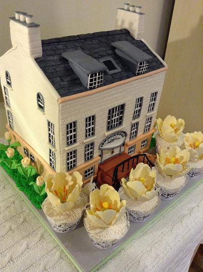 House and Tulips - Cake by Elli Warren