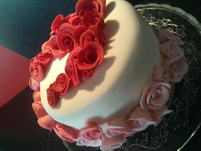My 1st attempt at flowers - Cake by Kelly Ellison