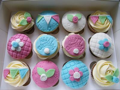 Vintage inspired cupcakes  - Cake by berrynicecakes