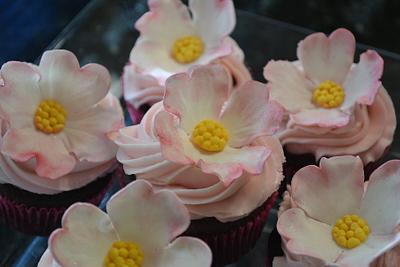 Dogwood cupcakes  - Cake by Cakesbylala