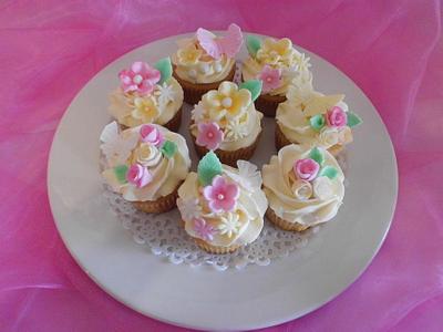 Pastel Flowery Cupcakes - Cake by Michelle