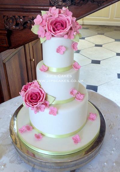 Romantic elegance - Roses and hydrangea - Cake by Jip's Cakes