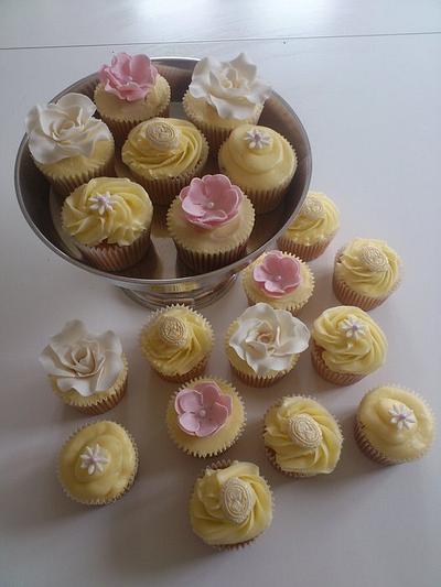 Floral cupcakes - Cake by Rachel Nickson