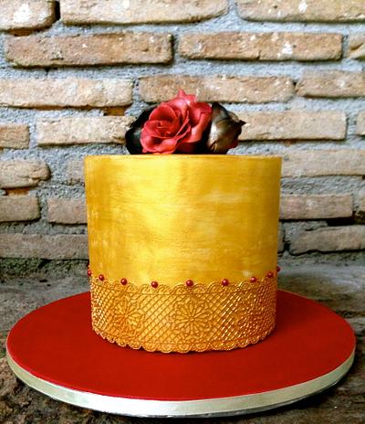 Golden cake with roses - Cake by Marscagimon