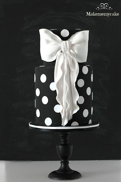 White and Black cake with big bow - Cake by Eva Salazar 