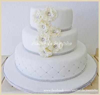 Pure white wedding cake - Cake by Joana Guerreiro