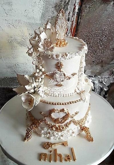White & Gold - Cake by Fées Maison (AHMADI)