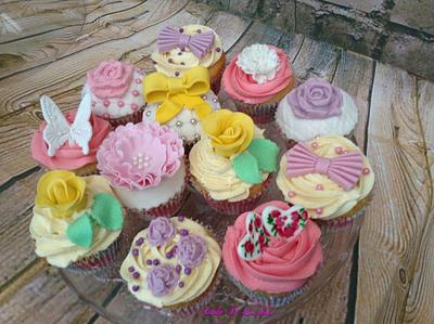 Shabby chic vintage Cupcakes - Cake by Sweet Lakes Cakes
