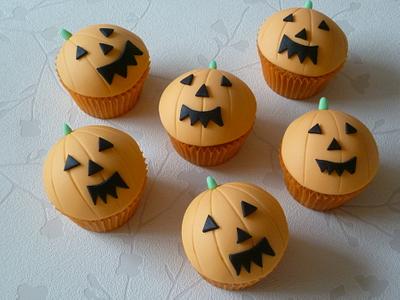 Halloween Cupcakes - Cake by suzannahscakes