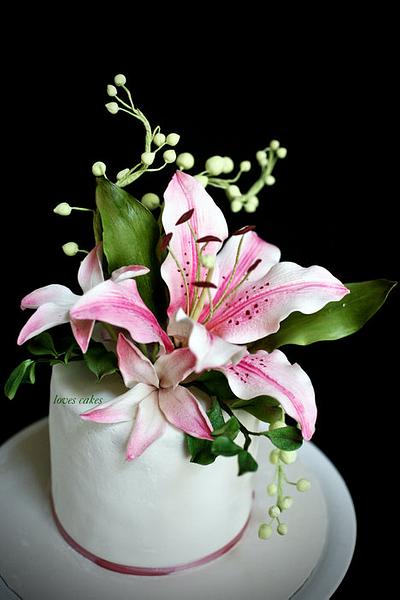 Gumpaste lily  - Cake by lovescakes