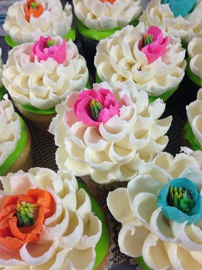 Buttercream cupcakes!!! - Cake by Whiteflowercake