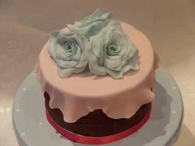 Ganached cake with pretty roses - Cake by Isabelle