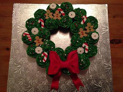 Christmas Cake Wreath - Cake by Melissa