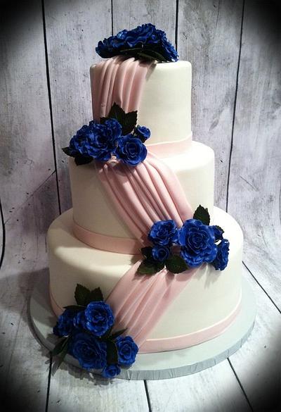 pink swag with blue sugar roses - Cake by Skmaestas