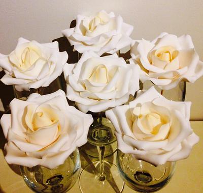 White roses - Cake by Ele Lancaster