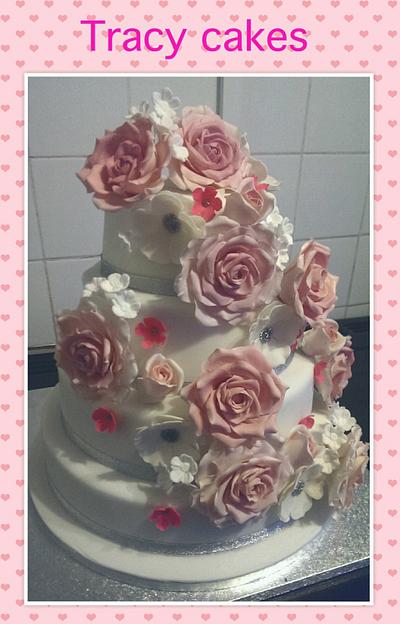 Roses :)  - Cake by Tracycakescreations