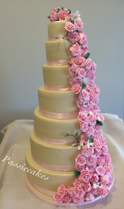  roses 7 layers of wedding cake - Cake by Chantal den Uyl