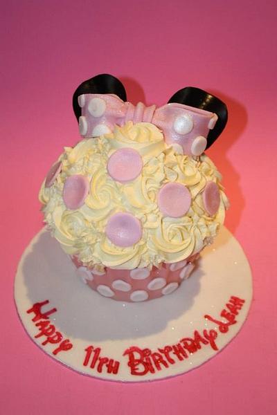 Minnie Mouse Giant Cupcake - Cake by Emma