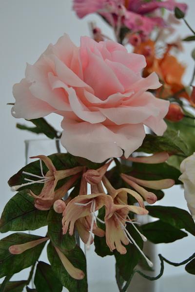 pale pink rose and honeysuckle(lonicera) - Cake by Catalina Anghel azúcar'arte