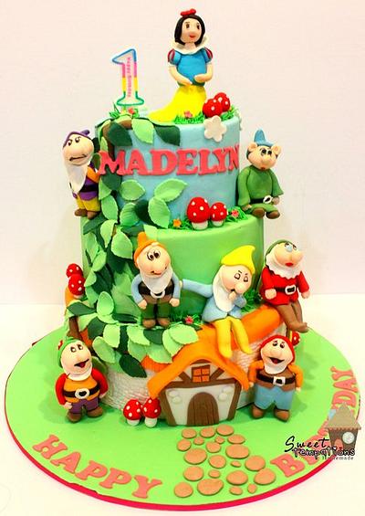 Snow White and Seven Dwarf - Cake by JaneLim