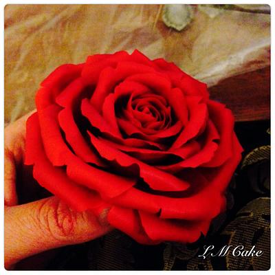 Red Sugar rose - Cake by Lisa Templeton
