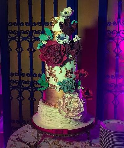 Ruffles, bas relief and sugar flowers on white and bronze cake - Cake by Art Sucré by Mounia