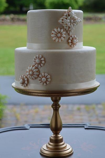 Gumpaste brooch cake - Cake by Elisabeth Palatiello