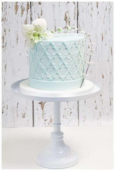 Small weddingcake with edible lace - Cake by Taartjes van An (Anneke)
