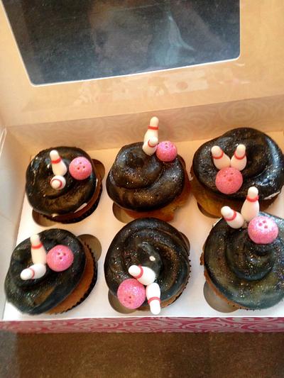 Bowling cupcakes - Cake by priscilla-patisserie