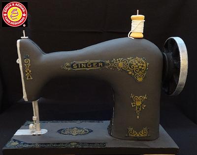 vintage singer sewing machine - Cake by Erica & Adrián C. Cakes